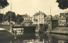 404748 Gezicht op de Noorderbrug over de Stadsbuitengracht te Utrecht, met op de achtergrond de huizen Weerdsingel O.Z. ...